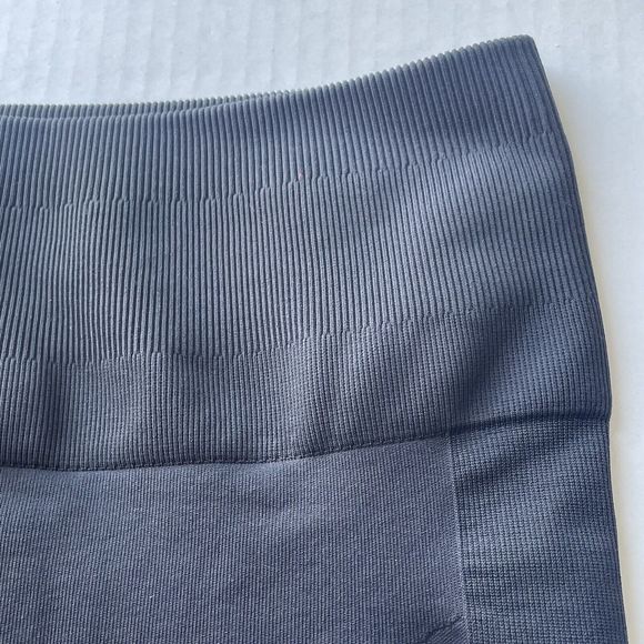 LULULEMON IN THE FLOW Sz 12 Black Crop Seamless Ribbed Textured Yoga Leggings - Picture 7 of 10